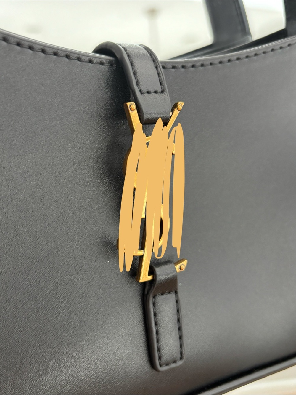 Classic Black Designer Shoulder Bag with Gold Accent - Picture 4 of 8